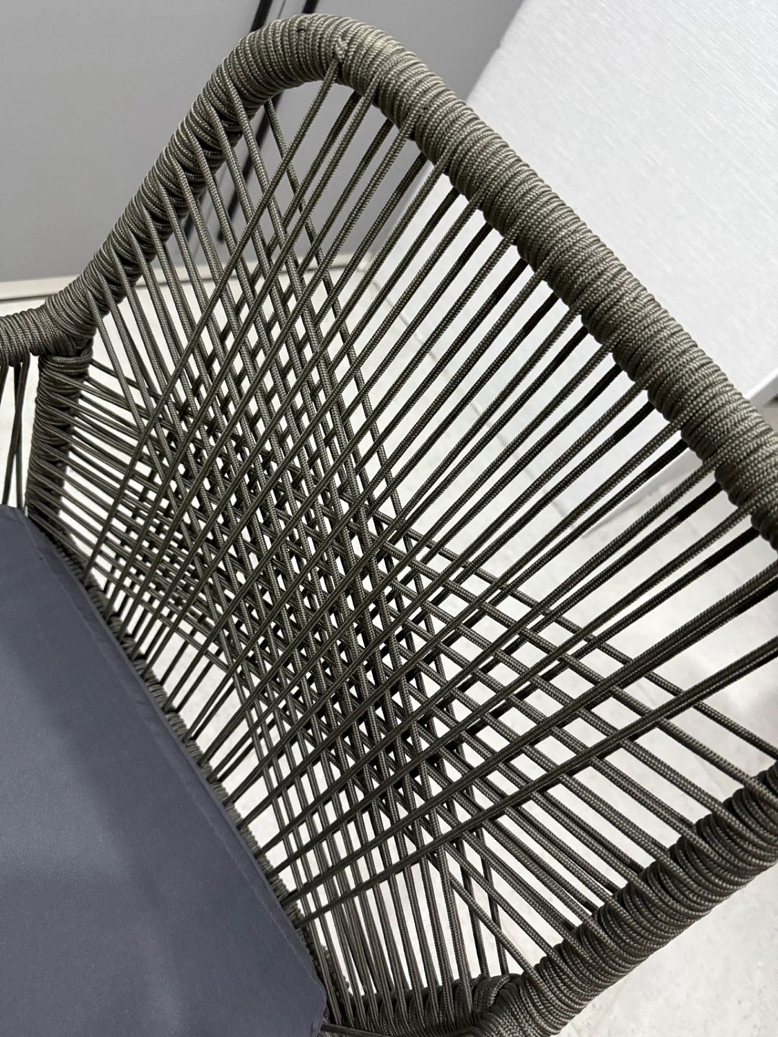 Кресло Royal Family CHLOE серое с каркасом из акации: визуальная лёгкость плетения и надёжность древесины